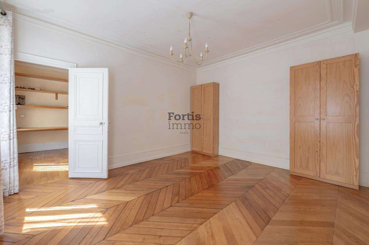 Appartement à PARIS-14E