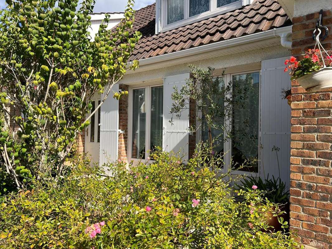 Photo 2 - Maison à LE MESNIL-SAINT-DENIS