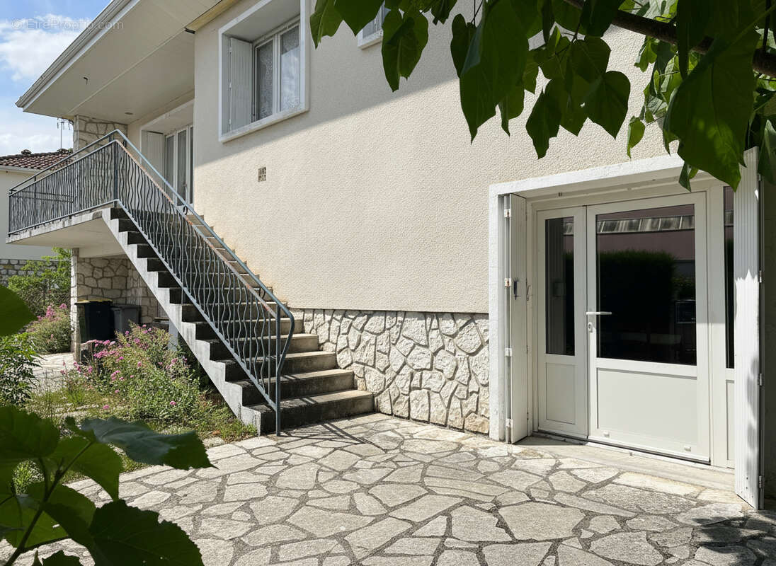 Maison à MONTMOREAU-SAINT-CYBARD