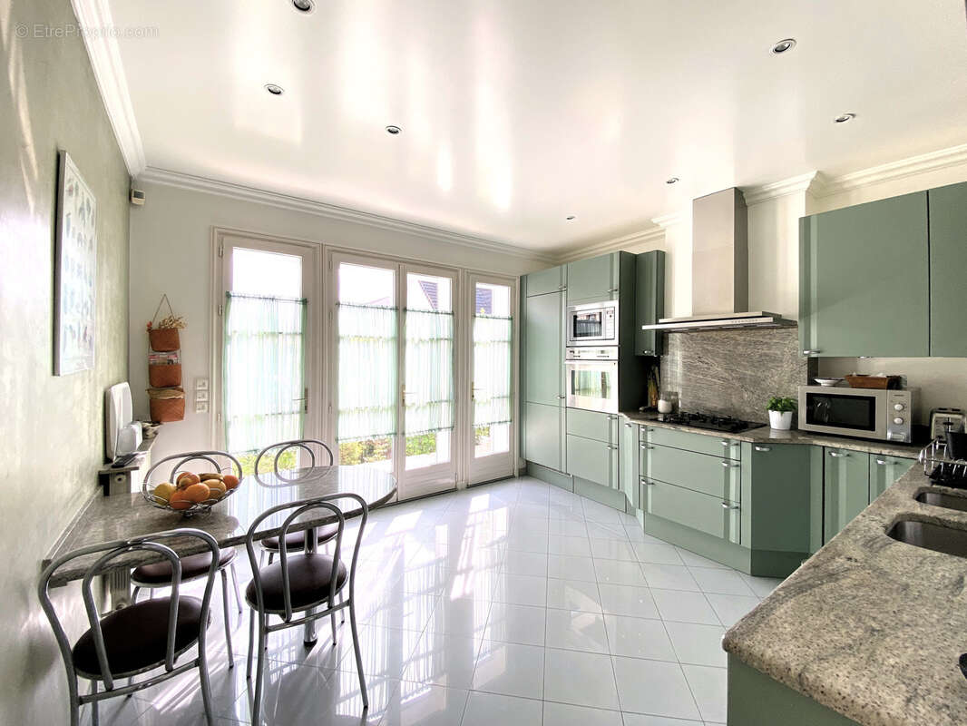 Maison à CHENNEVIERES-SUR-MARNE