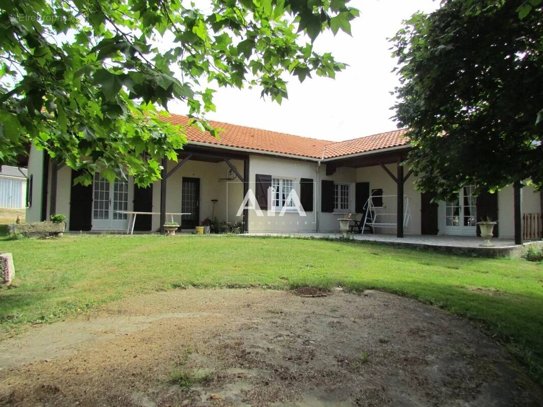 Maison à LES ADJOTS