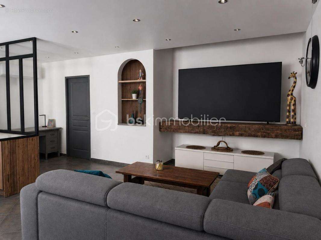 Ensemble immobilier composé d'une habitation R+1 de Type 3 de 138,60 m² habitables et d'un atelier de 121 m² - photo 3