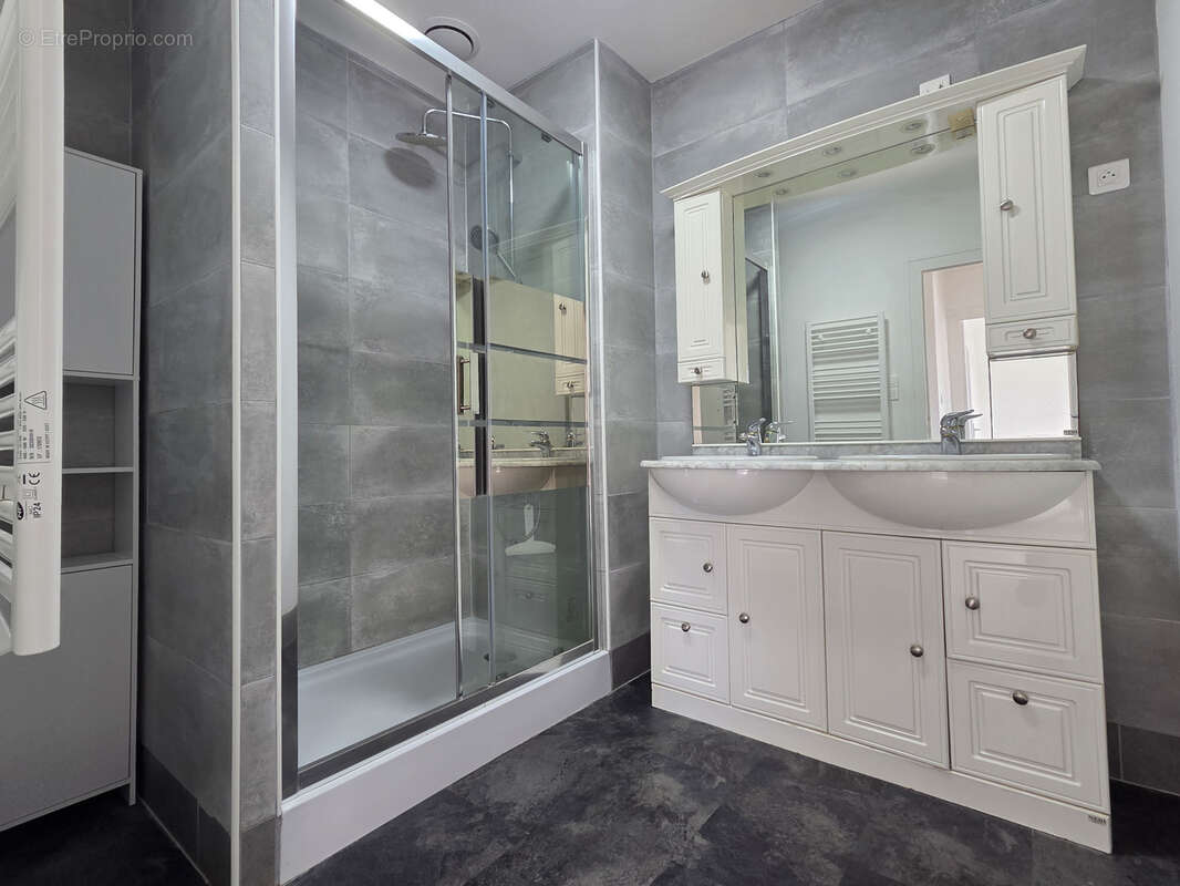 Ensemble immobilier d'habitations et de commerces - photo 7