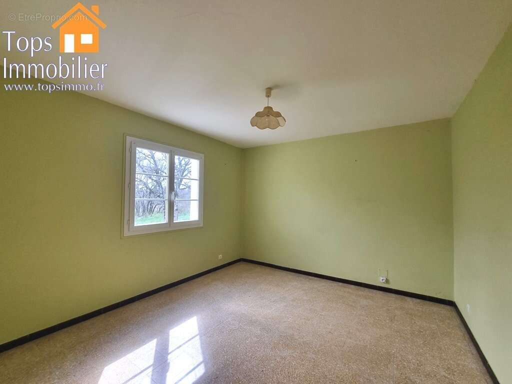 Maison de plain pied avec terrain et petite dépendance - photo 5