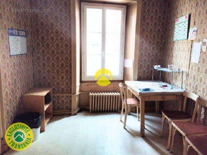 Maison à VIC-SUR-CERE