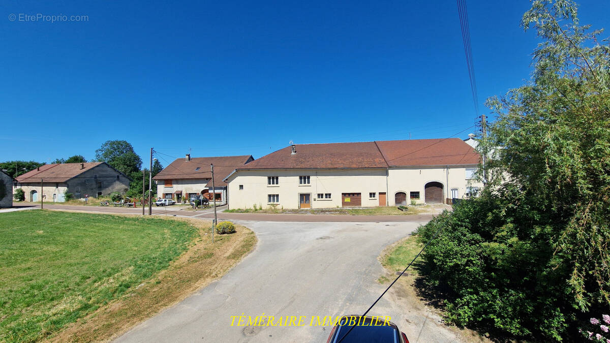 Maison à MONT-SUR-MONNET