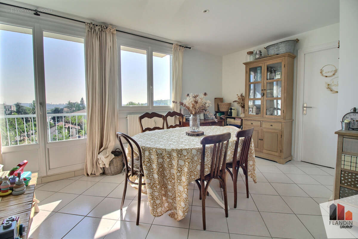 Appartement à SAINT-GENIS-LAVAL