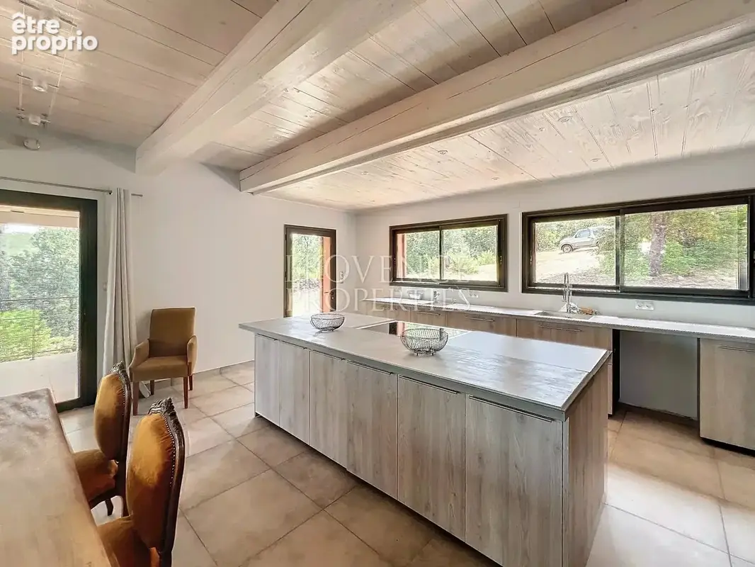 Propriété de plus de 300 m² avec vue panoramique et 1,3 hectare - photo 9