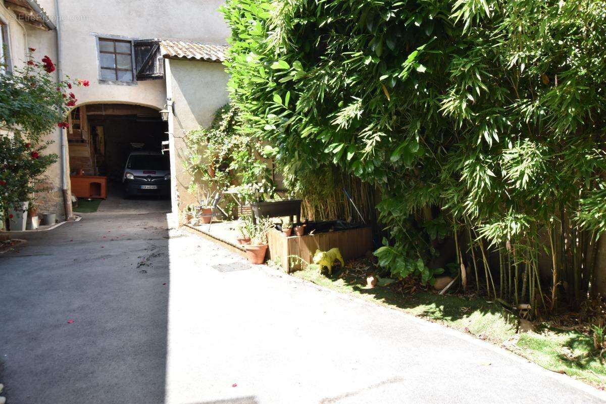 Chiroubles – Grande maison familiale rénovée avec dépendances, jardin et espace indépendant - photo 3
