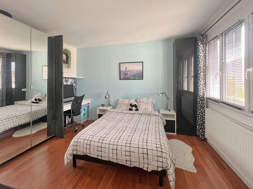 Appartement à COURBEVOIE