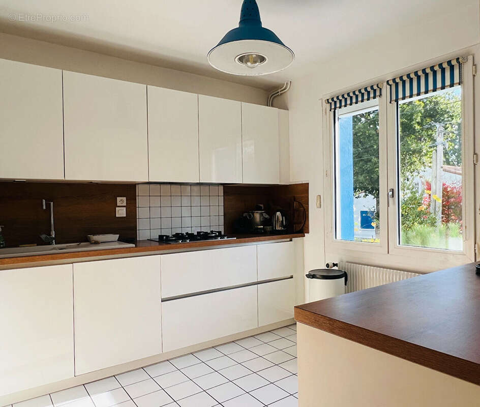 PROCHE PLAGE - Maison de 157 m² avec garage & atelier - photo 6