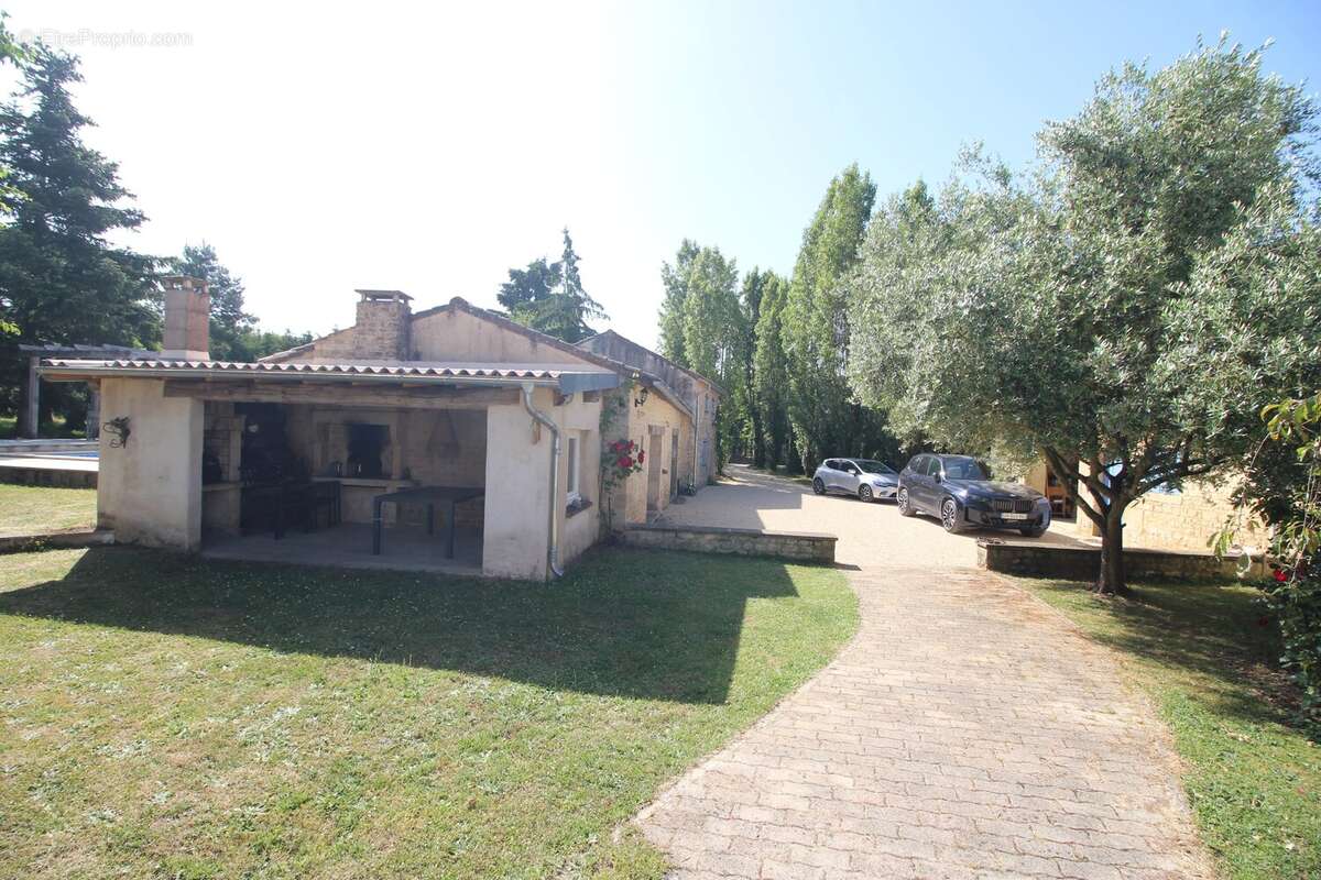 Charmante propriété de caractère comprenant trois chambres, une grange et une piscine chauffée - photo 17