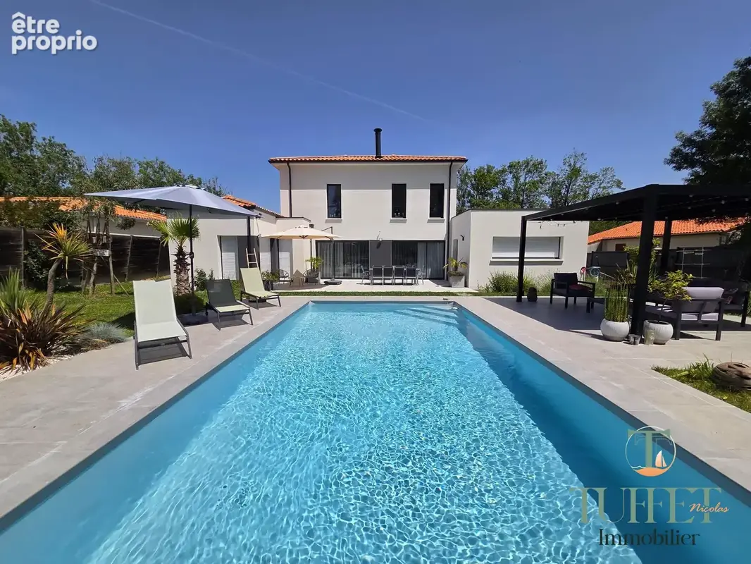 Maison 194 m² à Breuillet  - photo 2