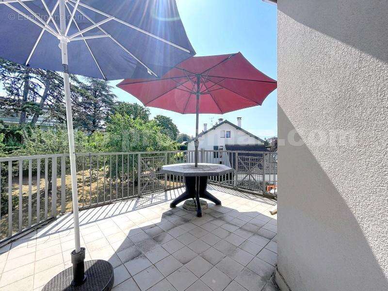Appartement_T3_Annemasse_belle_superficie_prox_frontière_Suisse_tram_Ceva_direction_GENEVE_Frontaliers_Salon_Séjour_Cuisine