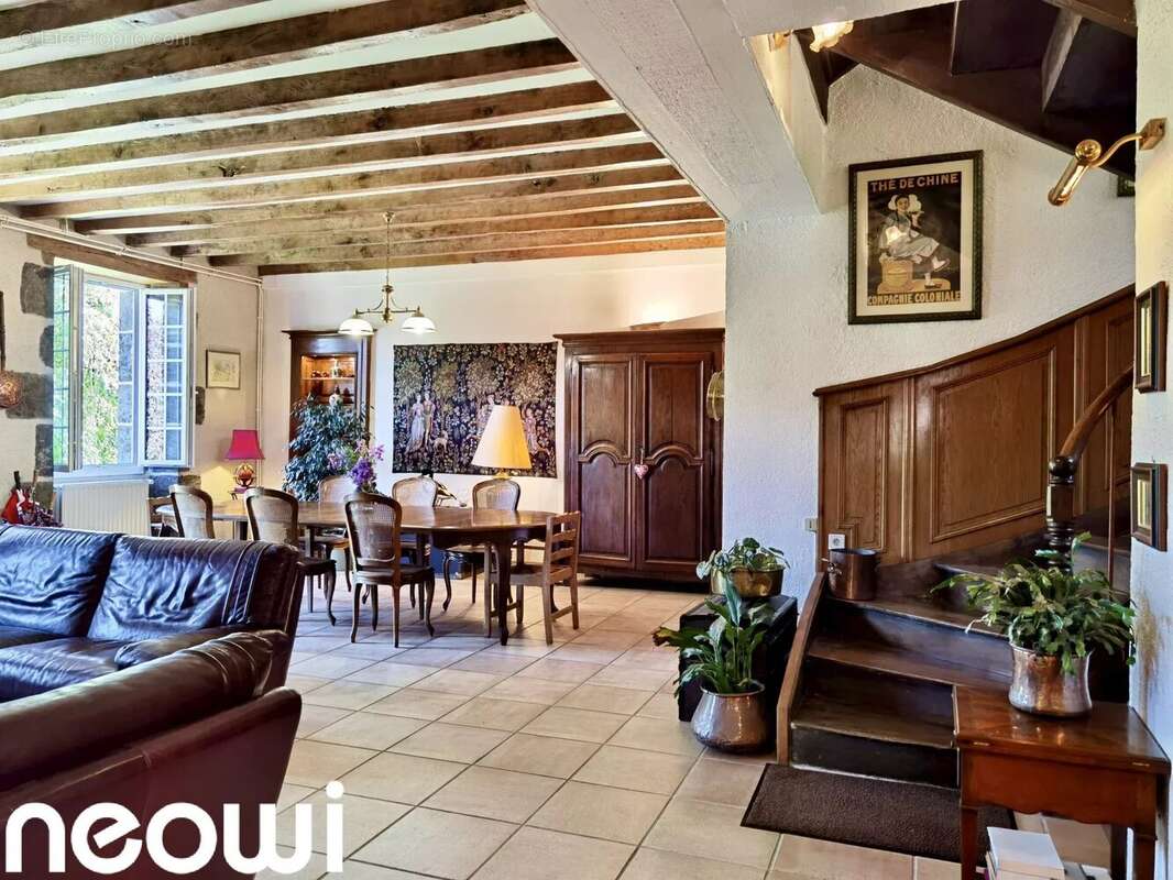 Maison à VIC-SUR-CERE