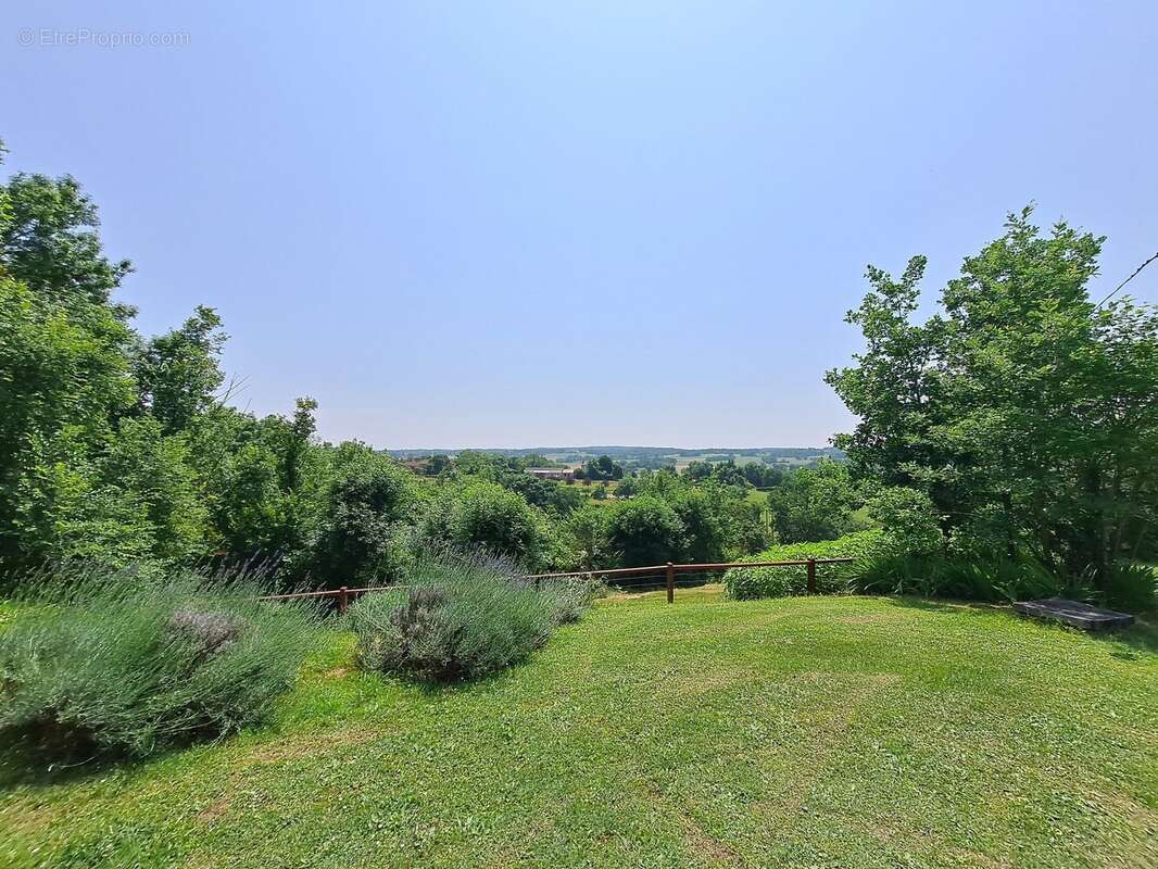 Maison à VIC-FEZENSAC