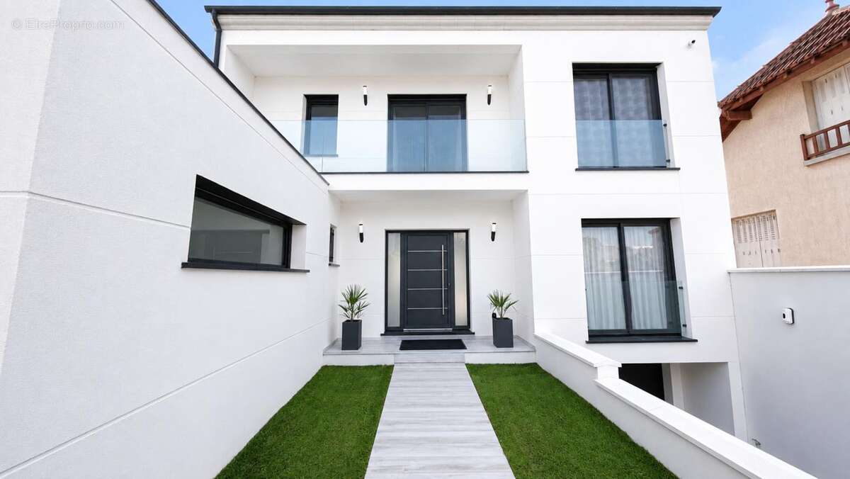 Maison à CHENNEVIERES-SUR-MARNE