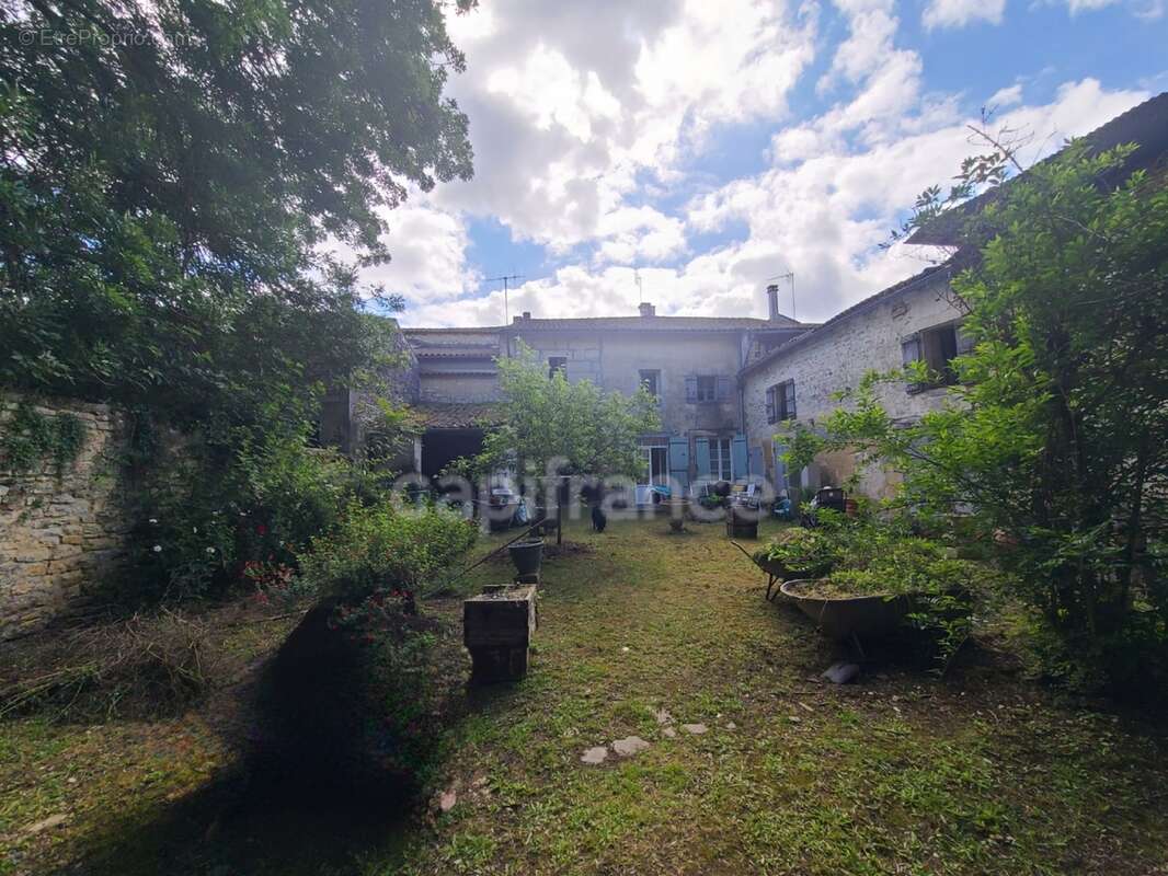Maison Charentaise 134m² terrain 2612m² et Dépendances - photo 2