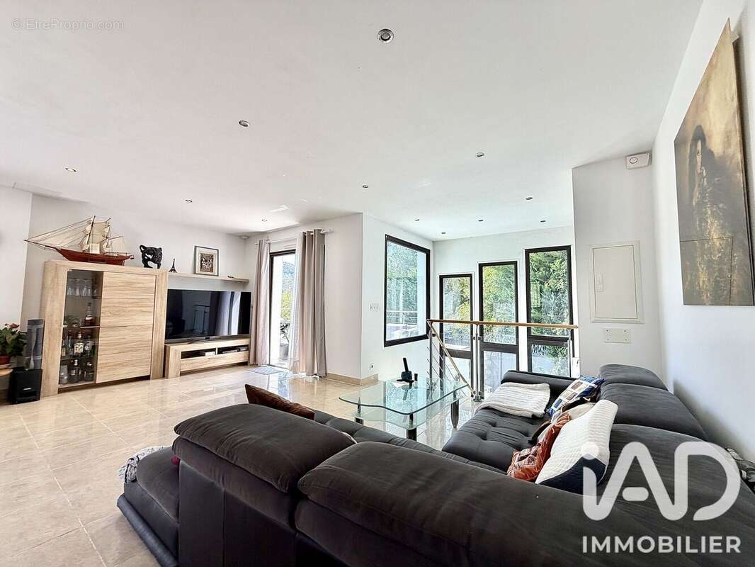 Maison 191 m² à La Turbie  - photo 2