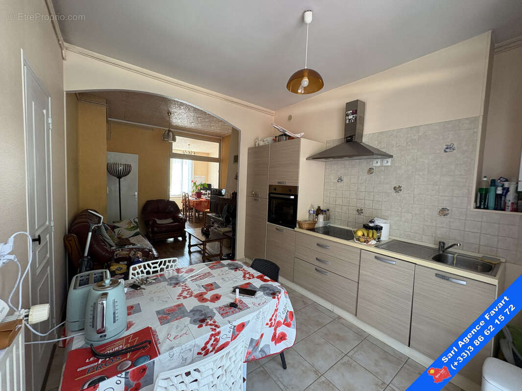 Appartement à LAROCHE-SAINT-CYDROINE