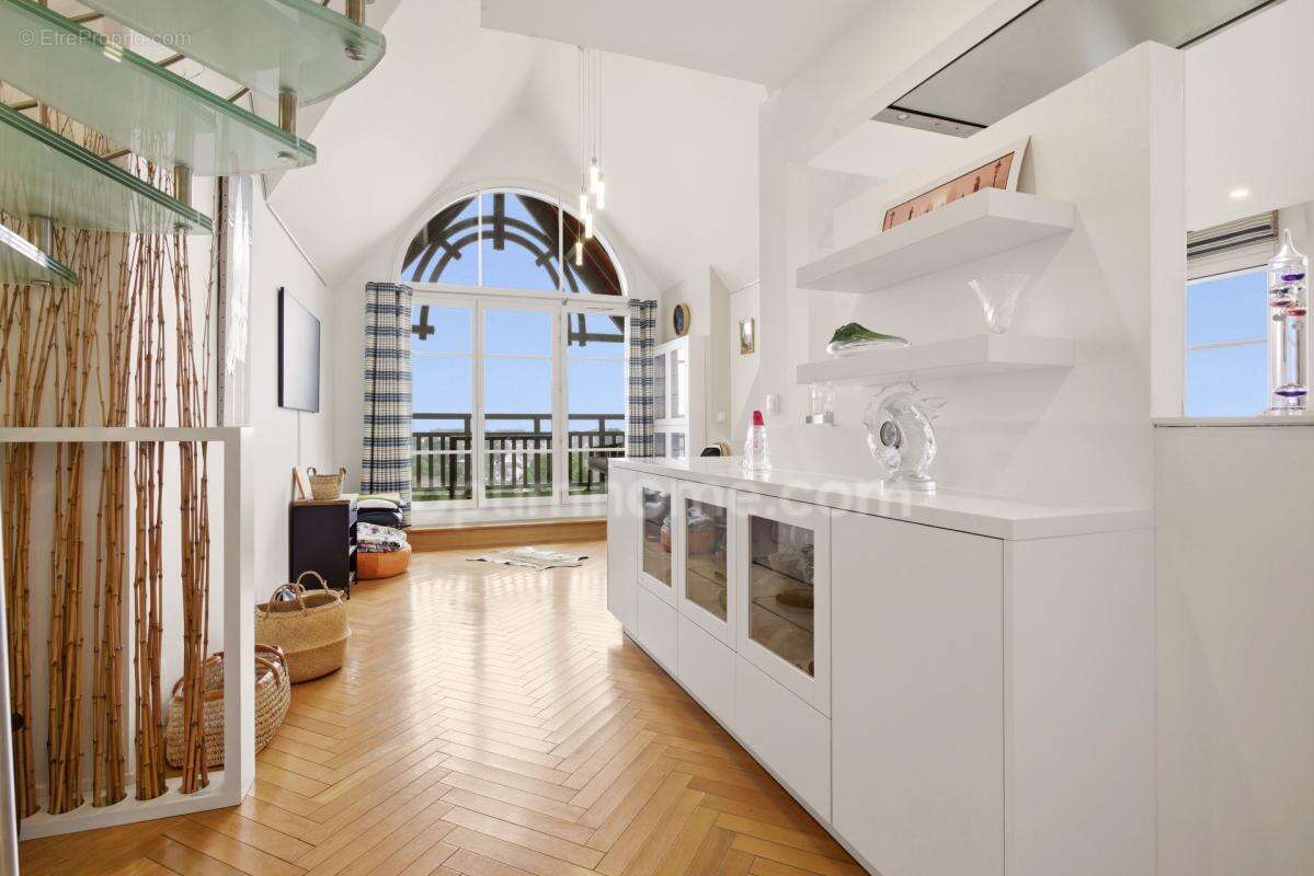 DEAUVILLE - Appartement Duplex - 138.46 m2 au sol - 3 chambres - Terrasses et balcon -  Vue mer - Parking - Cave - photo 3