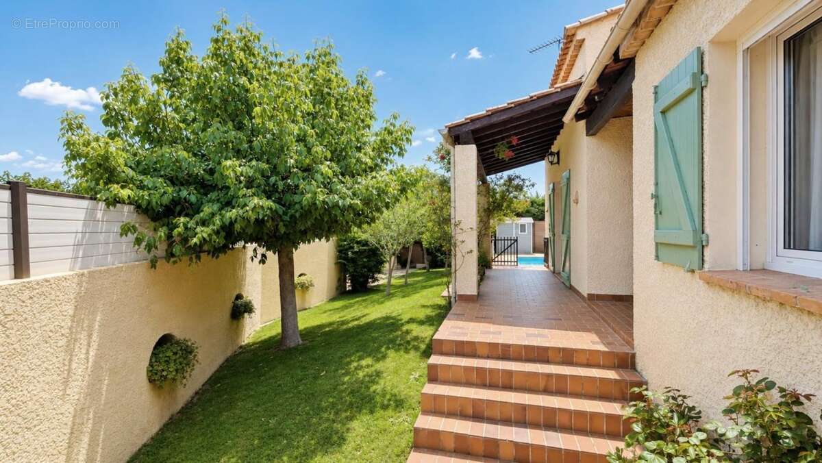 EYGUIÈRES (13)  Belle maison familiale de 165 m² avec piscine, 5 chambres, proche du centre village - photo 4