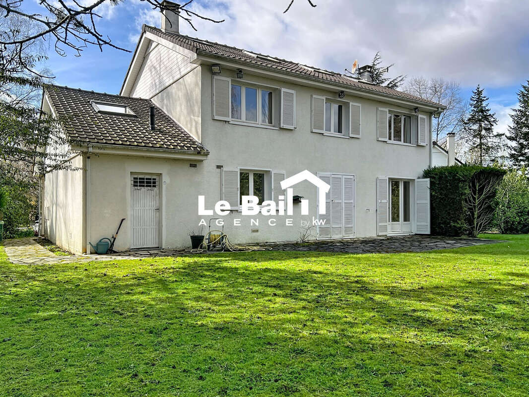 Maison 210 m² à Voisins-Le-Bretonneux  - photo 2