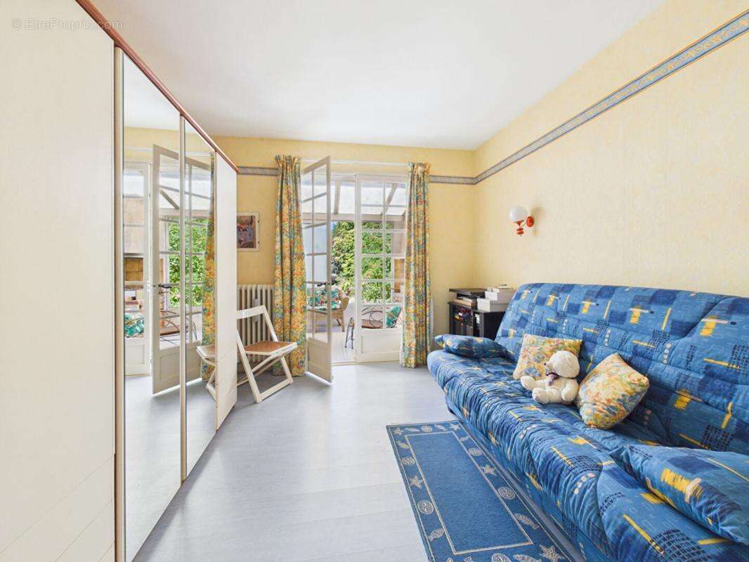 Maison de 179 m2 à Loudun , 5 chambres, grand jardin arboré, garage, vaste sous sol - photo 7