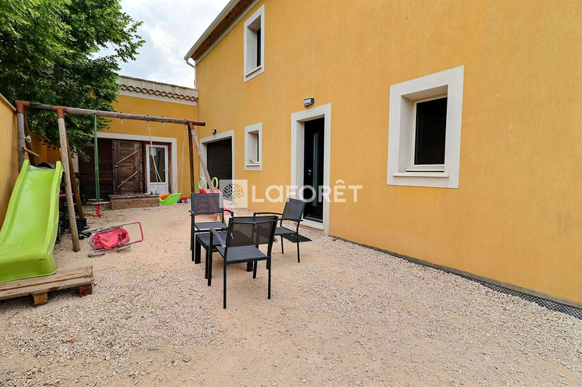 Maison Cuers 8 pièce(s) 181 m2 - photo 2