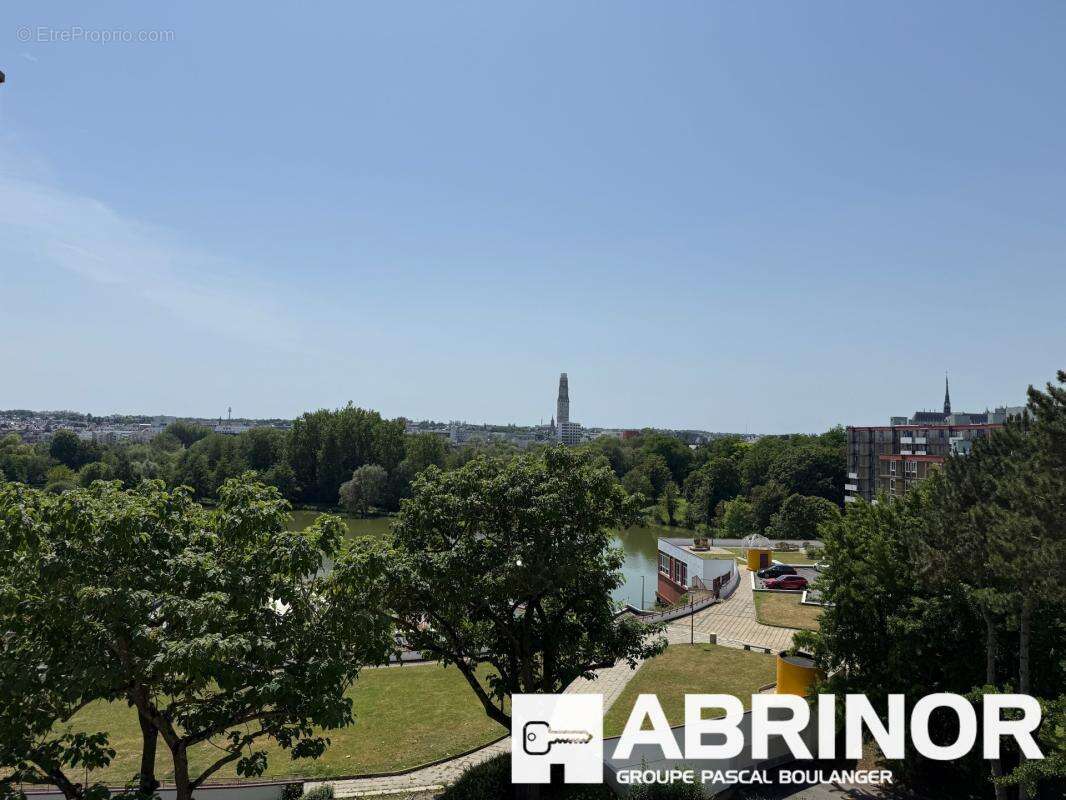 Superbe t4 traversant 90 m² — vue étang & tour perret, plein sud - photo 4