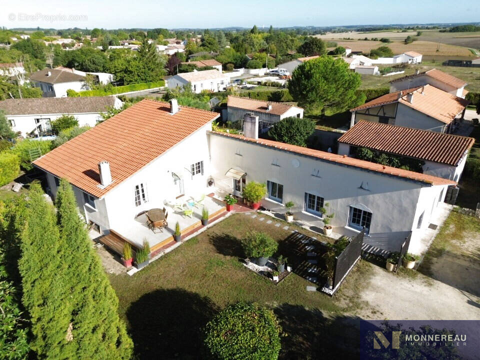 Maison à BARBEZIEUX-SAINT-HILAIRE