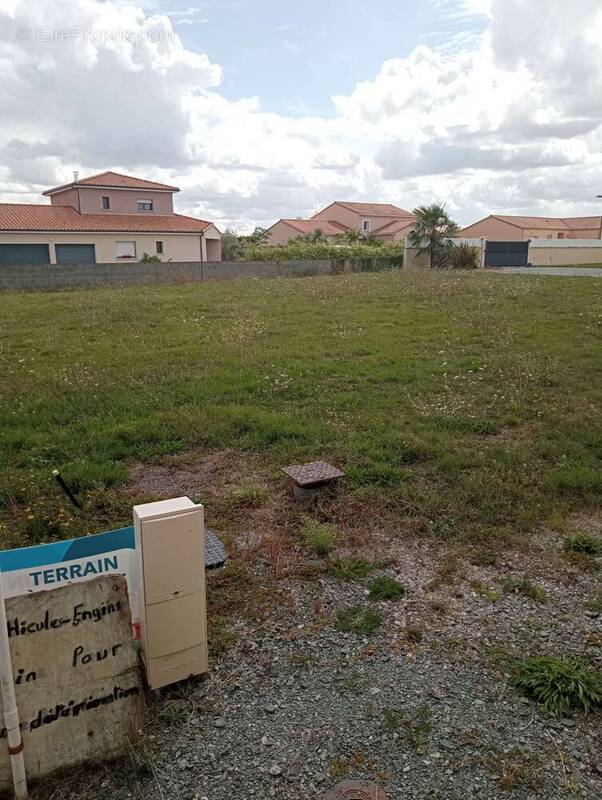 Terrain à SAINT-PROUANT