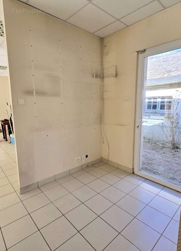Surface commerciale - Appartement à FEUQUIERES