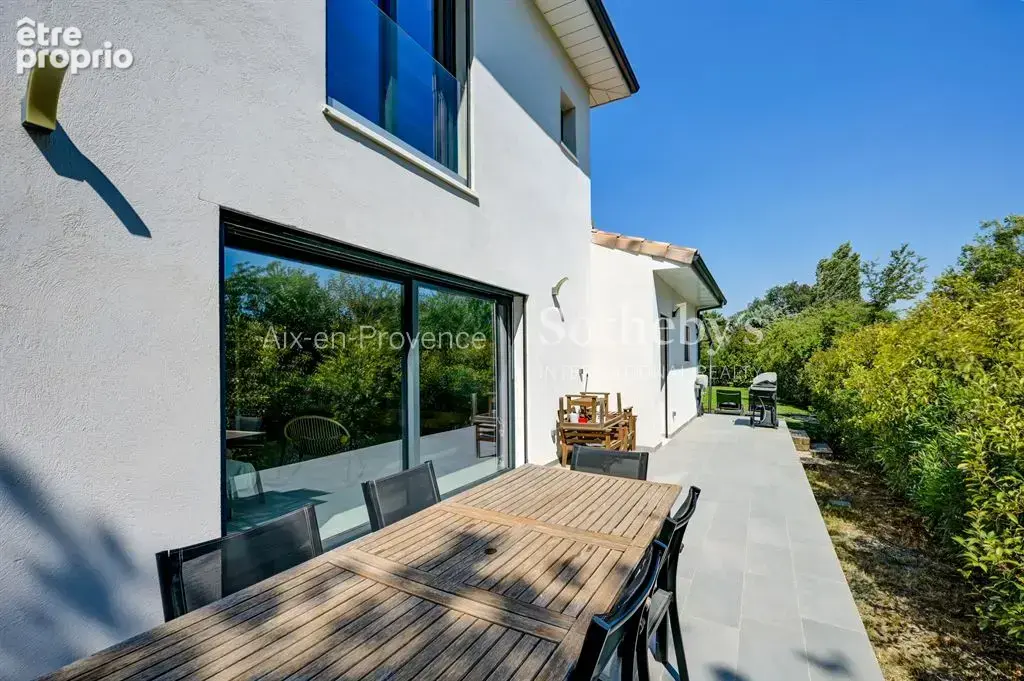 Élégante propriété familiale avec dépendance, piscine et jardin paysager - photo 18
