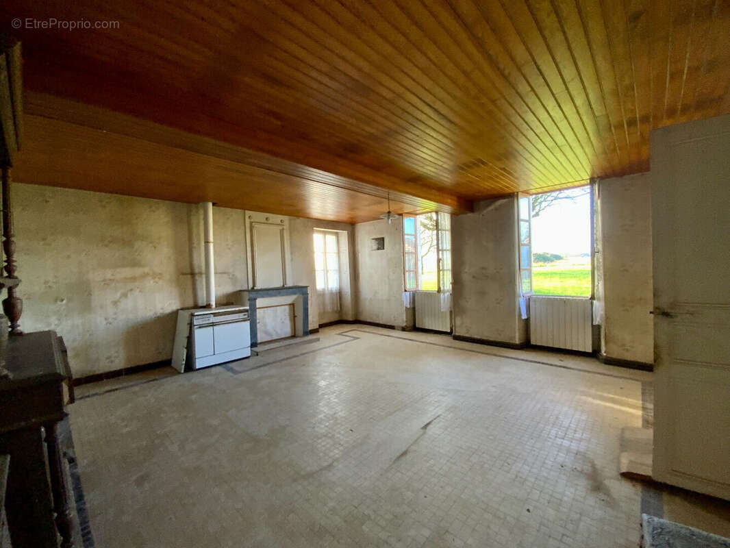 Maison à NIEUL-LE-VIROUIL