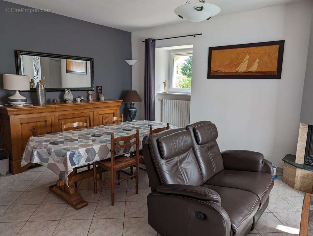 Maison à SAINT-ETIENNE-DU-GUE-DE-L&#039;ISLE