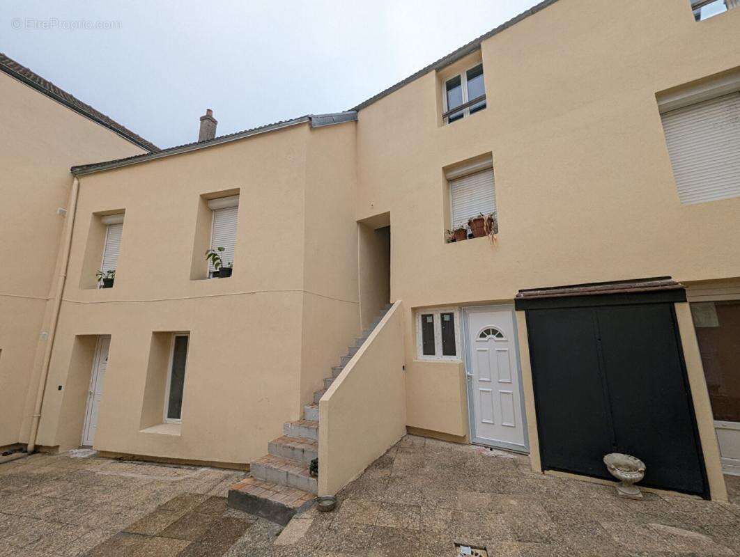 Appartement à CHANTELOUP-LES-VIGNES