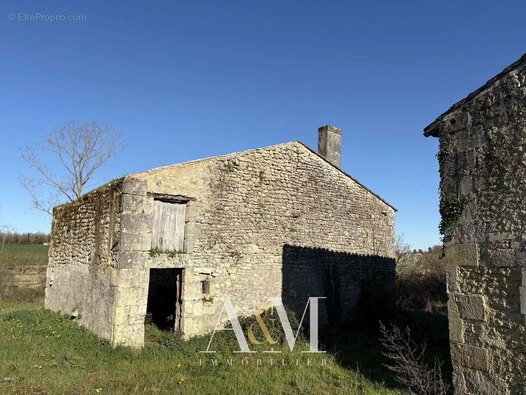 Maison à ROULLET-SAINT-ESTEPHE