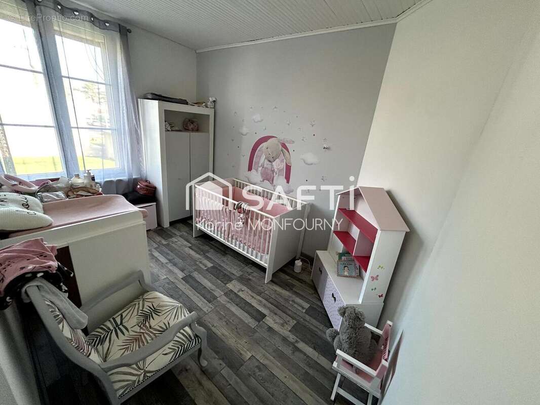 Maison 100 m² à Saint-Quentin  - photo 6