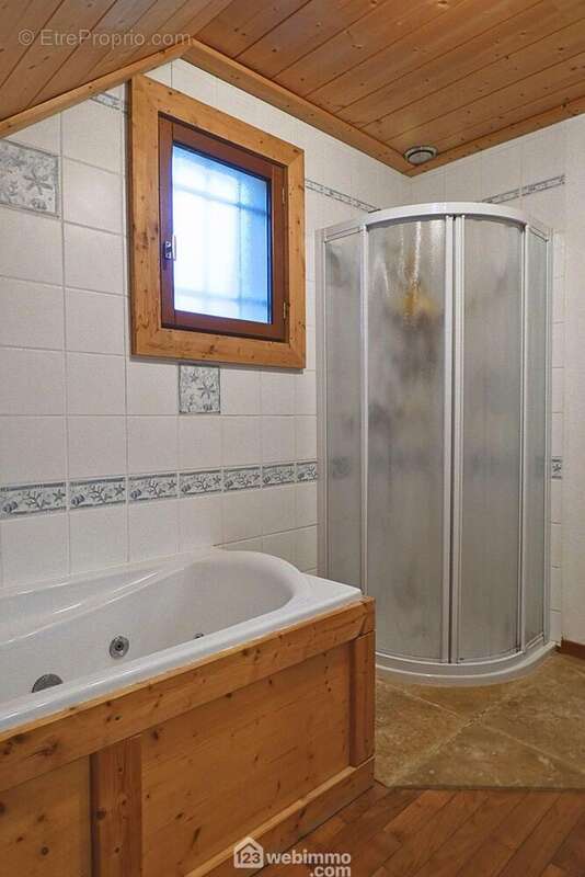 .... Equipée d&#039;une baignoire et une douche - Maison à UGINE