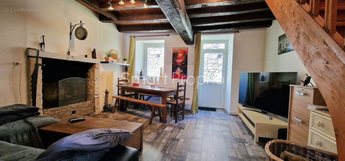 Maison à BECON-LES-GRANITS