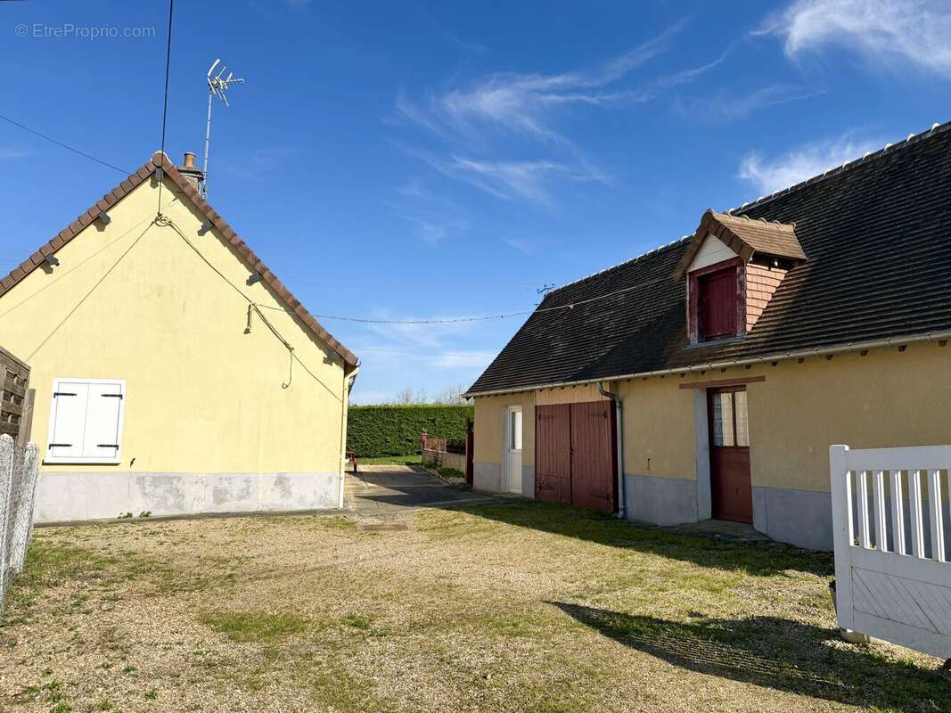 Cour - Maison à MEZIERES-SUR-PONTHOUIN