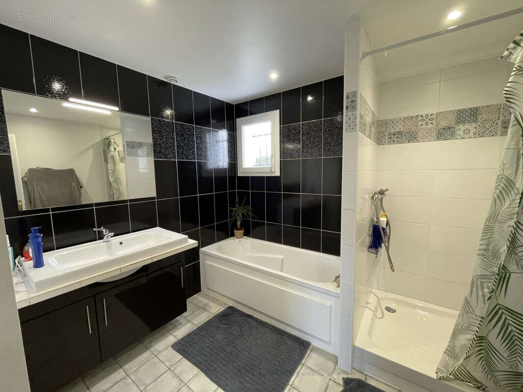 Maison à CROIX-CHAPEAU