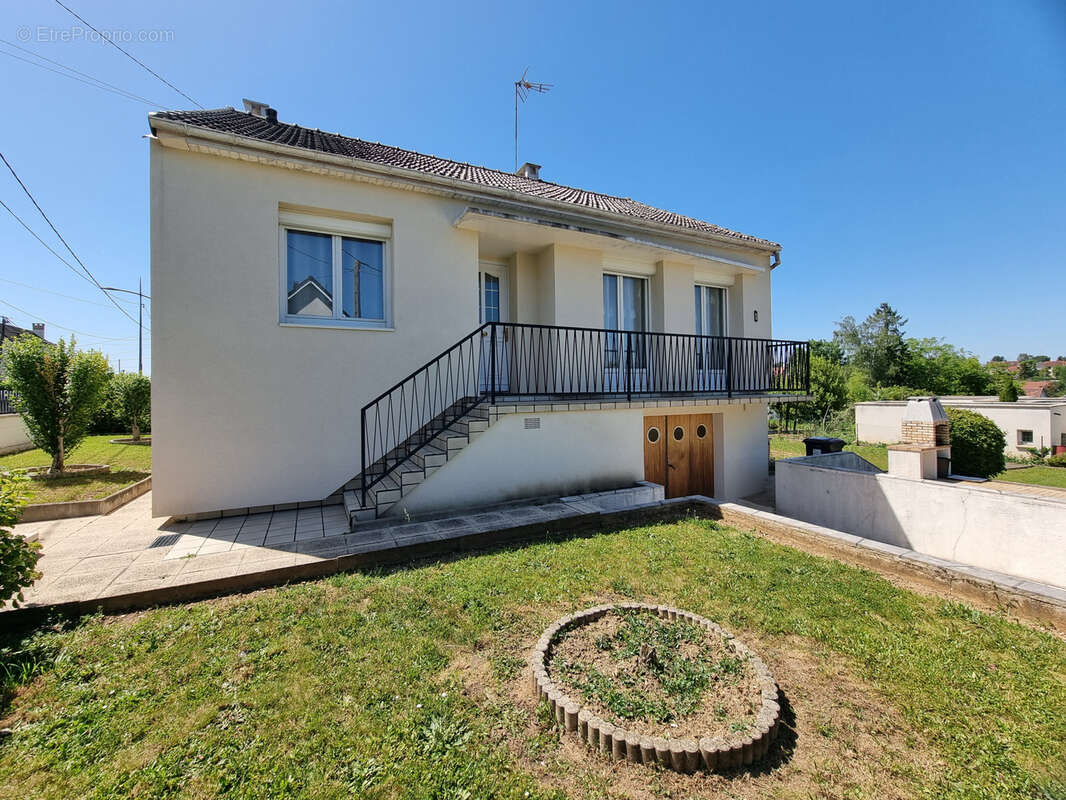 Maison à VAUX-LE-PENIL