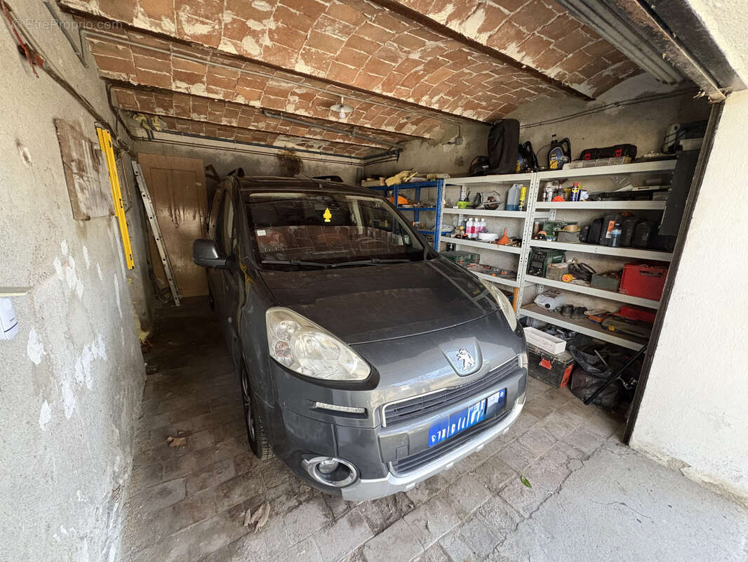 Maison à SAINT-JEAN-DE-MARUEJOLS-ET-AVEJAN