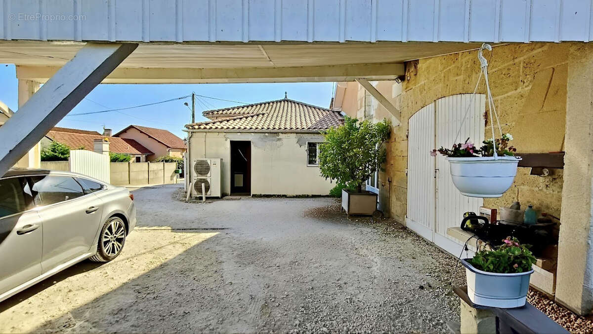 Maison en pierre de 131 m2   3 chambres   Jardin clos   Garage de 35 m2 - photo 2