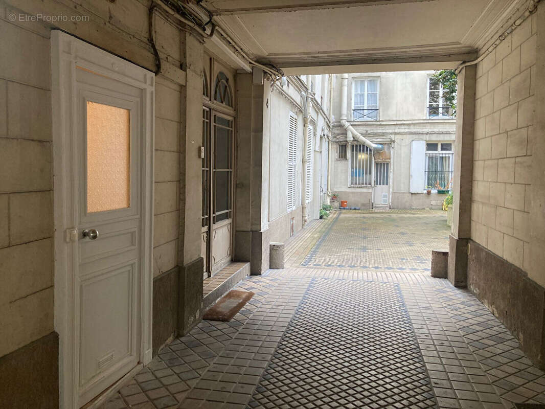 Paris 9ème- Rue Richer-Studio 9m2 refait à neuf - photo 11