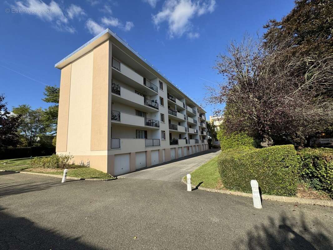 Appartement à LES CLAYES-SOUS-BOIS