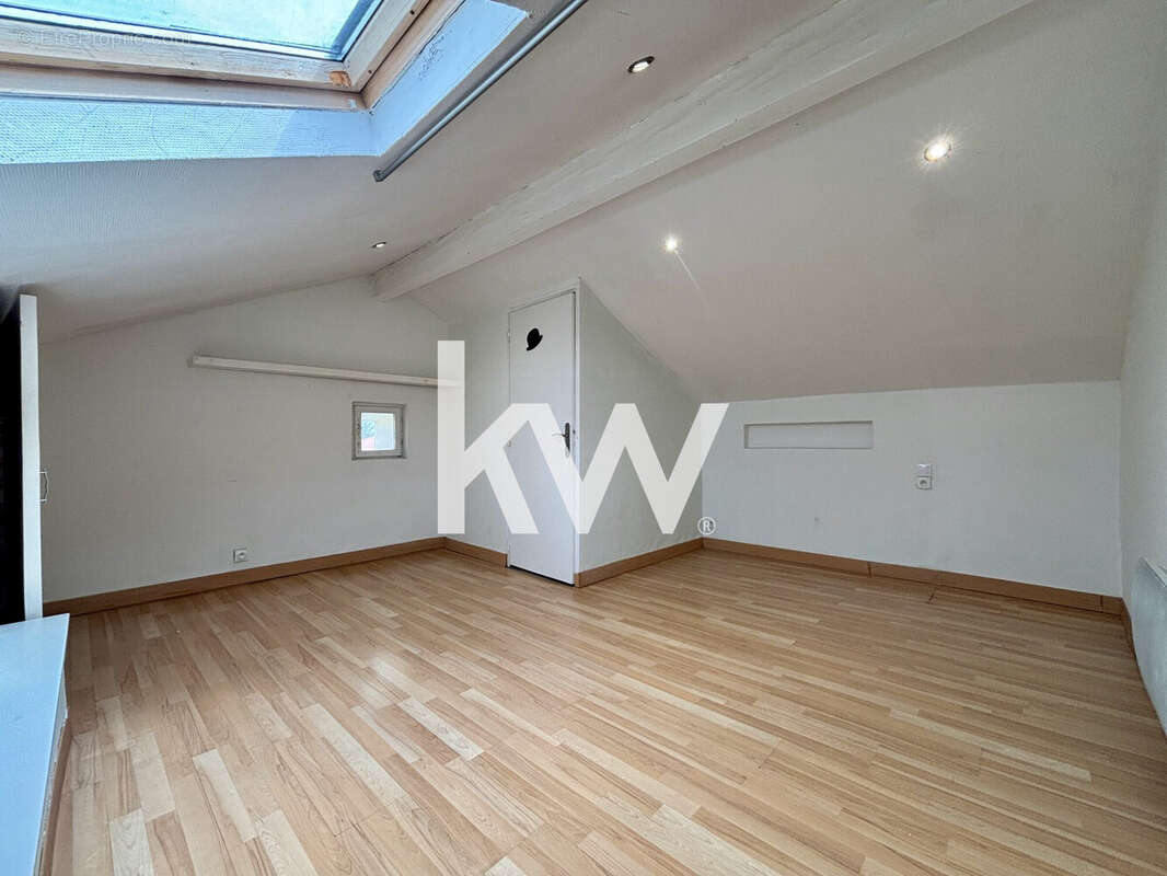 Maison 131 m² à Saint-Genest-Lerpt  - photo 9
