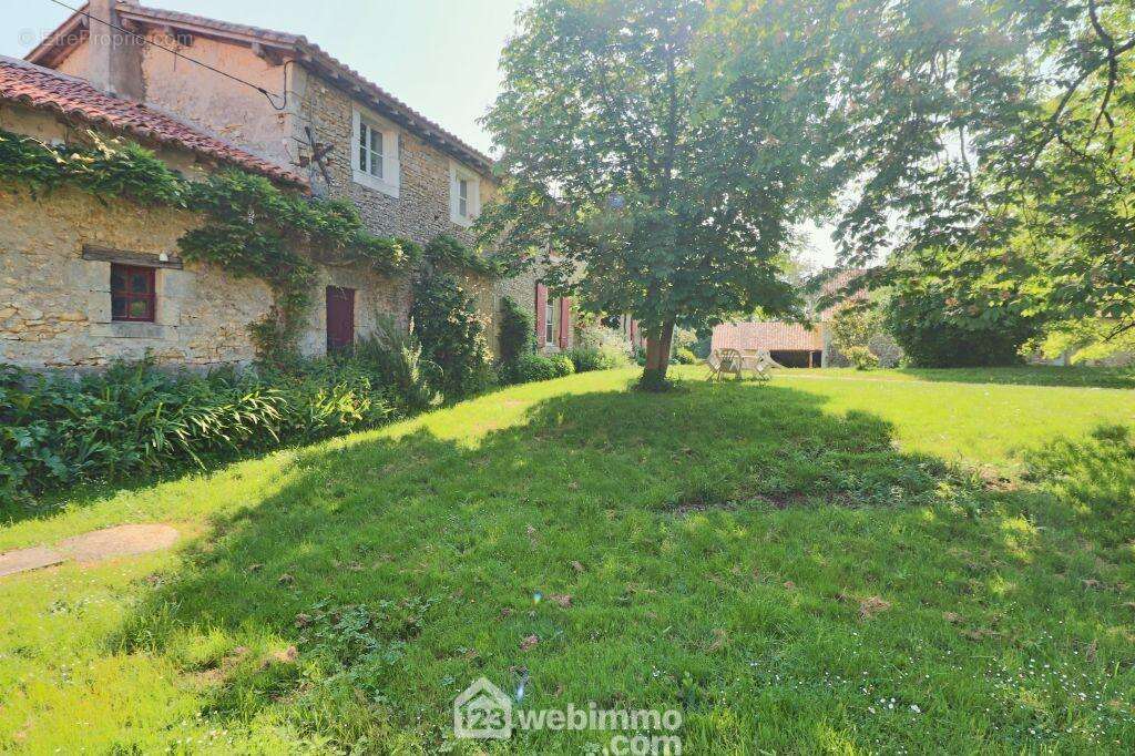 Le terrain se déploie sur 42 735 m2, - Maison à SOMMIERES-DU-CLAIN